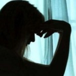 أم تنتحر بعد يوم من وفاة طفلها في نفس المكان