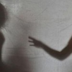 إدانة امرأة بالسجن بعد نومها بجانب جثة شريكها ثلاثة أسابيع