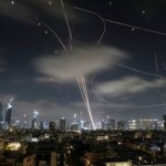 القناة 12 العبرية: عشرات الإسرائيليين عالقون في السعودية بعد إغلاق المجال الجوي في الخليج