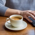 تناول القهوة وتحفيز الإبداع.. علاقة معقدة ونتائج غير حاسمة
