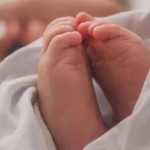 فاجعة تهز القلوب.. أم تنهي حياة رضيعتها حرقاً داخل كوم من القمامة