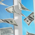 حادثة غريبة.. طفلة ترمي حقيبة بـ88 ألف دولار من نافذة المنزل انتقاما من أمها!