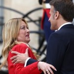 ماكرون يحرج ميلوني باحتضانه الشديد لها على هامش مؤتمر باريس 