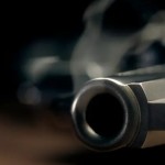 احتسى الشاي بعد الجريمة.. رجل مسن يقتل زوجته ويصيب ابنته في مشهد صادم