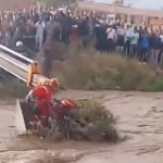 عملية إنقاذ طفلين جرفهما الوادي تحبس الأنفاس