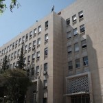 المالية السورية تكفّ يد 29 موظفاً في دمشق وريفها وتوسّع إجراءاتها لملاحقة شبكات الفساد