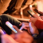 مخاطر الإصابة المبكرة بإعتام عدسة العين بسبب الهواتف الذكية