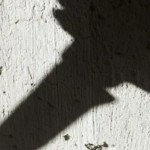 حادثة تغضب  وسائل التواصل الاجتماعي.. رجل يحاول قتل زوجته أمام أبنائهما