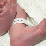 خطف رضيع بعد ولادته من مركز طبي.. يفجر غضبا