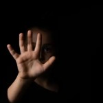 تحرش بطفلة لا يتجاوز عمرها 7 سنوات في الشارع وادعى أنها ابنته