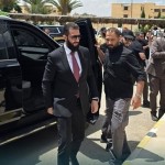سوريا.. تدخل أمني بعد اقتراب مواطن من موكب الشرع في دير الزور (فيديو)