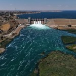 انحسار مياه الفرات في دير الزور وفتح جسر العشارة أمام المركبات الخفيفة والمشاة