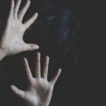 قيد أطفاله وعذبهم لابتزاز زوجته.. والسلطات تتدخل
