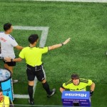 بالفيديو.. حادثة تحكيمية غير مسبوقة في مباراة أمريكا وباراغواي