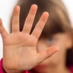 جريمة هزت لقلوب.. أم تقتل طفلتها عبر التعذيب الطويل