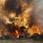 حرائق مبكر.. النيران تباغت جنوب أوروبا وتجبر الآلاف على الفرار