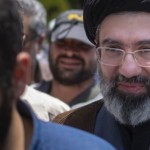 مجتبى خامنئي في إيران وهو مصاب