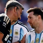 لقطة جدلية.. هل حاول حكم نهائي كأس العالم مساعدة الأرجنتين أمام إسبانيا؟