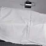رفضت الزواج منه فقتلها.. العثور على جثمان فتاة ملقاة في منطقة صحراوية
