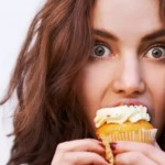 لماذا لا تقاوم الحلويات بعد العشاء؟.. 6 تفسيرات علمية قد تفاجئك