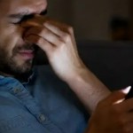 هل يسبب استخدام الهاتف الذكي العمى؟ إليك ما يقوله العلم